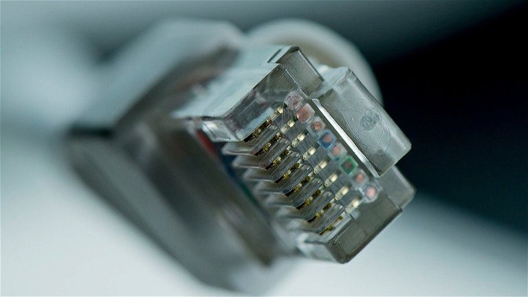 Trabajo desde casa, ¿necesito conectarme al router con cable para que el Internet vaya más rápido?
