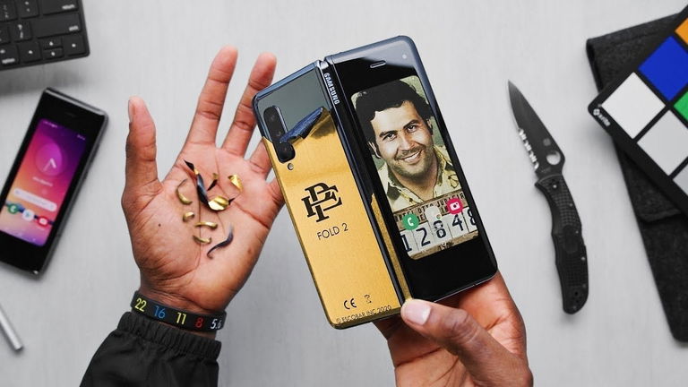 El hermano de Pablo Escobar (el de los Galaxy Fold con pegatinas) demanda a Apple por 2.300 millones de dólares