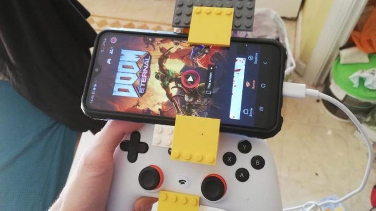 Este accesorio creado con piezas de Lego para jugar con mando en un teléfono Android es lo mejor que verás hoy