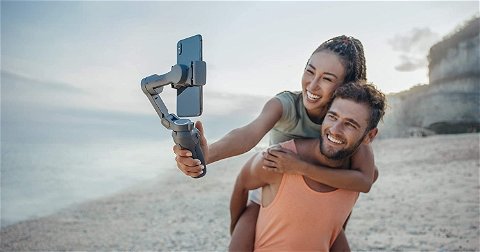 El accesorio definitivo para tu móvil es esta nueva fusión entre gimbal y palo selfie