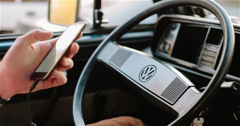 Leyes nuevas 2021: cómo usar el móvil en el coche y que no te multen