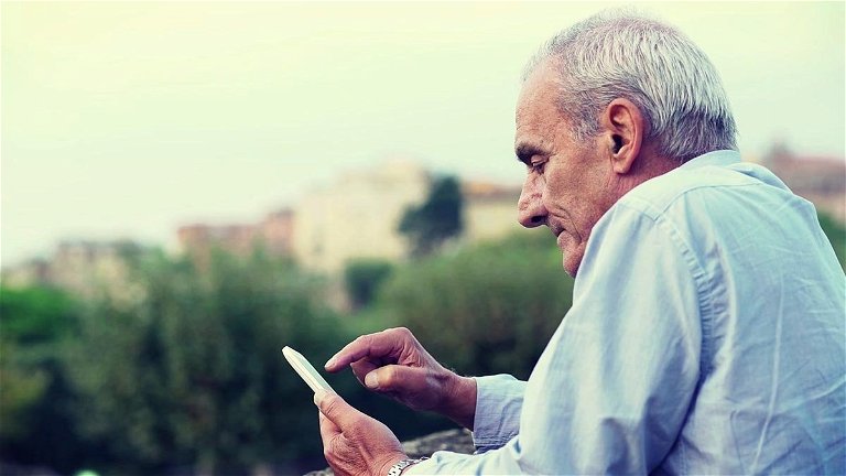 Las 7 mejores apps para adaptar un móvil a personas mayores