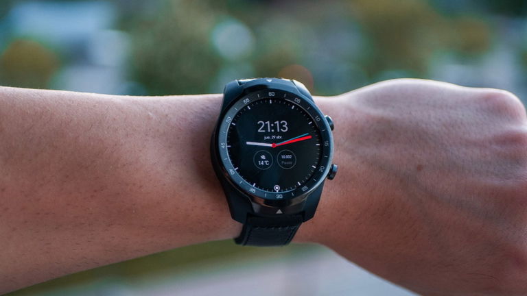 Este reloj inteligente tiene dos pantallas, WearOS y un ofertón que desploma su precio