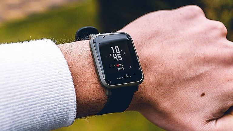 Precio mínimo histórico: este reloj inteligente lo tiene todo por menos de 50 euros