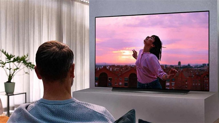 Precio mínimo histórico para esta gigantesca televisión de LG: negro puro y 1000 euros de descuento