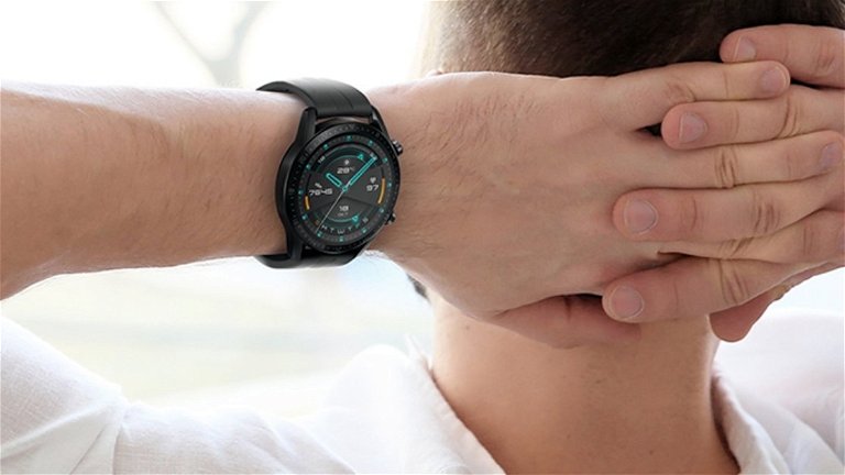 Diseño clásico, AMOLED y enorme autonomía: este smartwatch tiene 100 euros de descuento