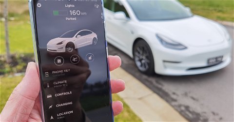 Cuando tu coche depende de una app: cientos de conductores no pueden entrar a su Tesla por un fallo técnico