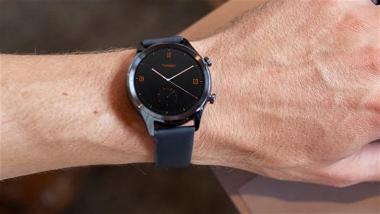 AMOLED, Snapdragon y NFC: este smartwatch tira su precio por el Black Friday con una condición importante