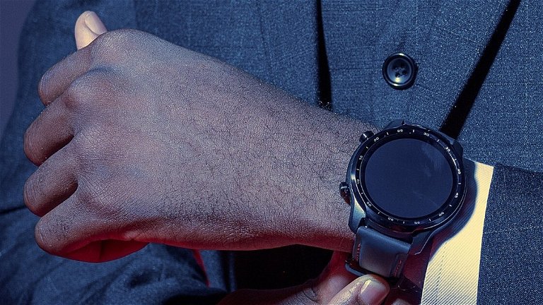 Doble pantalla, Snapdragon y Wear OS: este smartwatch premium tira su precio con una oferta flash