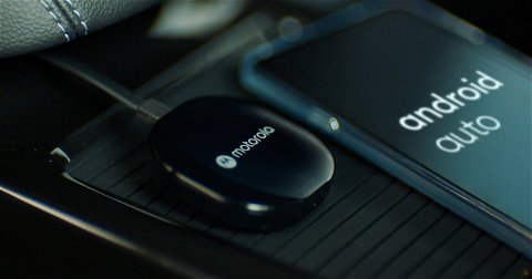 Motorola lanza un pequeño aparato para tener Android Auto sin cables a cualquier coche por menos de 90 euros