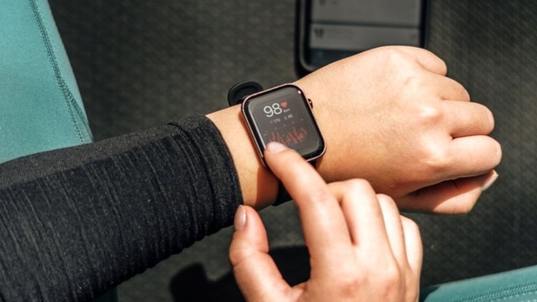 Solo 50 euros: este reloj inteligente en oferta equipa funciones que no tiene ni el Apple Watch