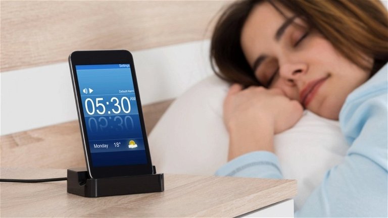 Por qué no deberías cargar tu móvil mientras duermes: un estudio apunta a que podría alterar tu metabolismo