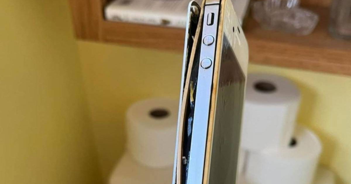 Encuentran un iPhone 4 en un baño y sigue en buen estado después de 10 años