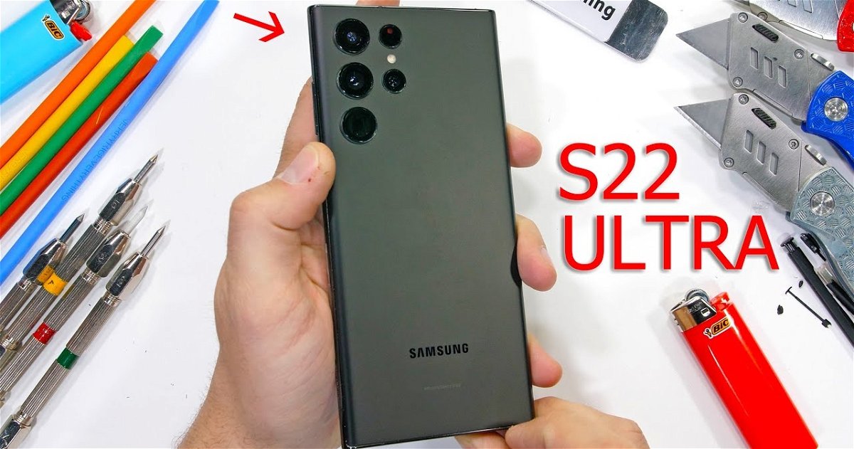 Il Samsung Galaxy S22 Ultra sembra una roccia, e lo conferma anche JerryRigEverything con il suo test più duro
