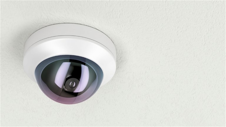Seguridad privada vs instalar una webcam inteligente: qué ganas y qué pierdes