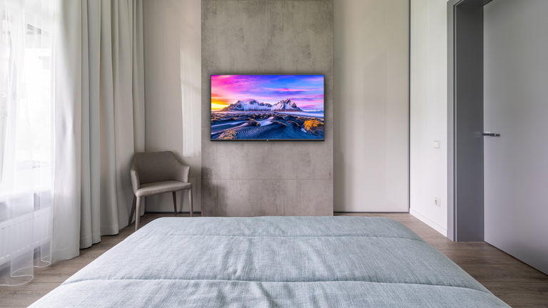 Cómo colgar una televisión en la pared: qué se necesita y cuánto cuesta