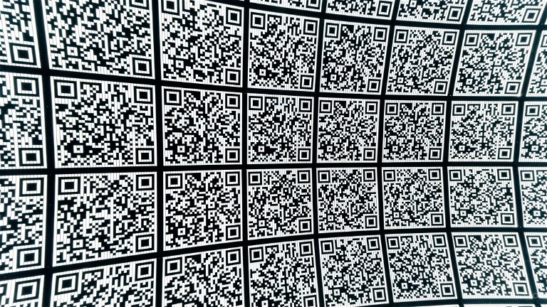 Why you shouldn't scan any QR code: this is how the reverse QR scam works