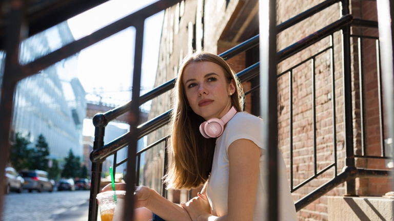 Estos cascos JBL inalámbricos caen a 20 euros, con sus 16 horas de batería y en este color