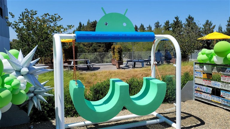 La nueva estatua de Android 13 es un columpio con el que puedes jugar desde tu móvil