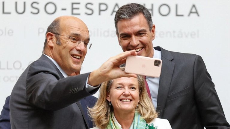 Radiografía del móvil Android del político español: Android 12, 128 GB de memoria y que pueda grabar en 4K