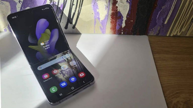 El móvil plegable más popular de Samsung recibe la actualización Android de noviembre