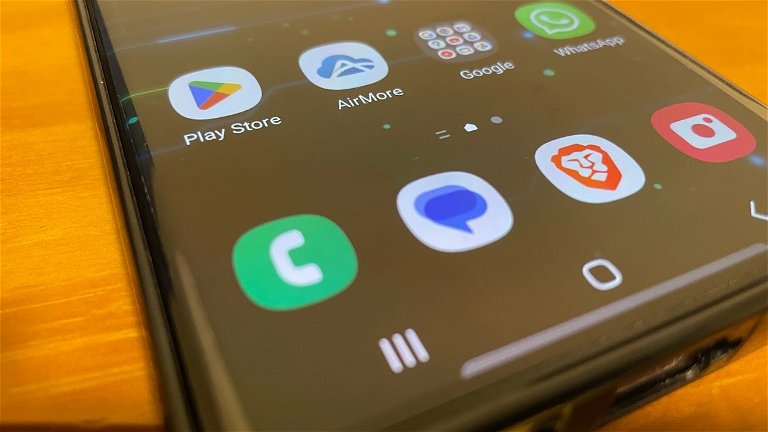 Google quiere que te olvides de WhatsApp y por eso acaba de mejorar su app de mensajes con una nueva función