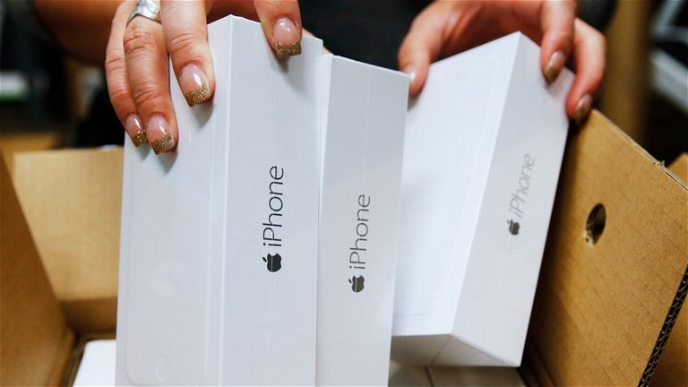 Compra 300 iPhone en Nueva York y la cosa acaba mal: le dan un puñetazo y le roban la mitad