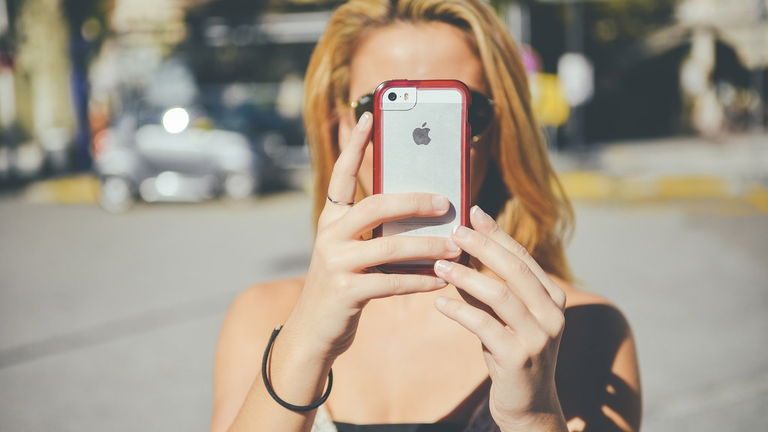 Rusia prohíbe usar iPhone a todos sus funcionarios: o los tiran o "se los dan a los niños"