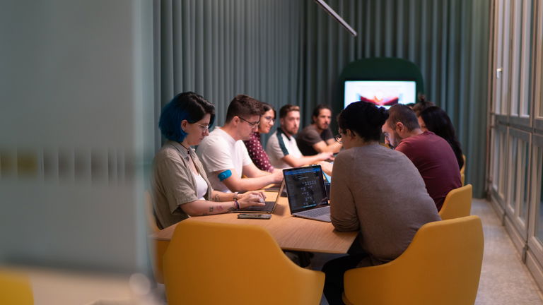 Ni crisis ni recesión: la brutal estrategia de la IA para despedirte y recontratarte por mucho menos dinero