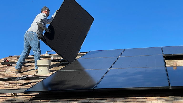 Cómo ahorrar en la factura de la luz usando tu móvil