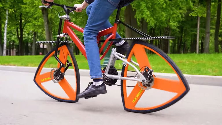 Por algún motivo alguien ha inventado una bicicleta con ruedas triangulares. Y lo peor es que funciona