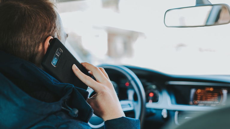 Cómo usar el móvil en el coche sin que te multen