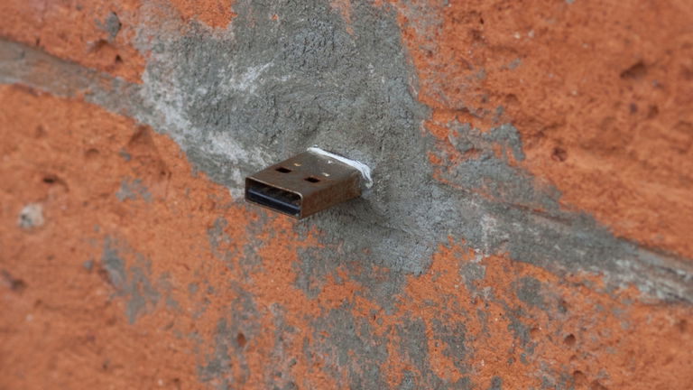 Hay 2.000 memorias USB incrustadas en las paredes de medio mundo, pero están ahí por un buen motivo