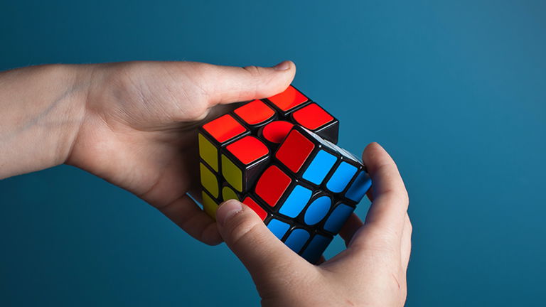 Este robot es capaz de resolver los cubos de rubik a una velocidad inhumana y verlo es hipnótico