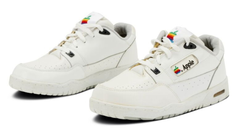 Los empleados de Apple llevaban unas zapatillas propias en los años 90 que hoy se venden por 50.000 dólares