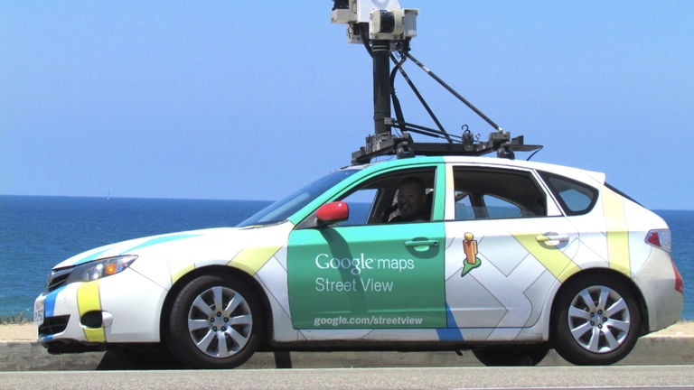 Un coche de Google Street View acaba a en un arroyo tras ser perseguido por la policía por ir a 160 km/h