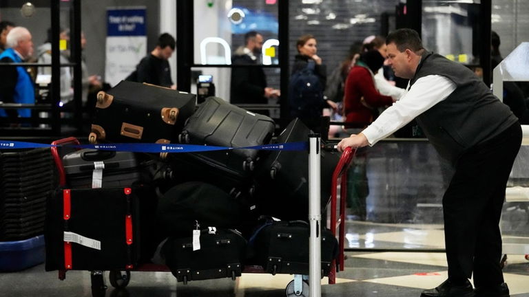 La aerolínea le dijo que su maleta estaba perdida para siempre. Pero llevaba un AirTag en ella...