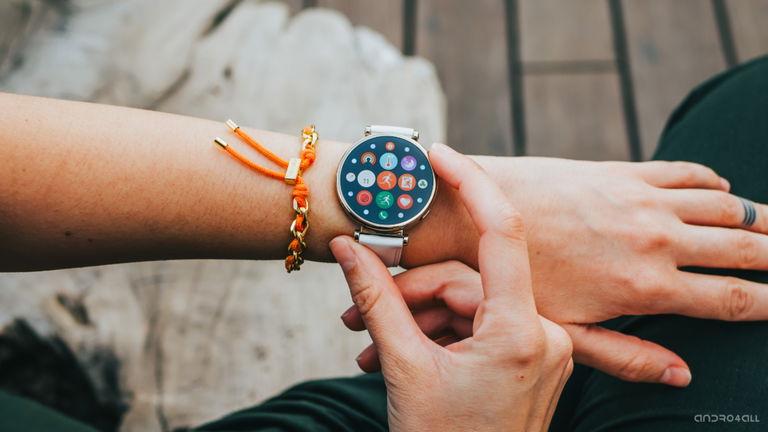 Reloj y auriculares por menos de 120 euros: uno de los gadgets más locos de HUAWEI está tirado de precio