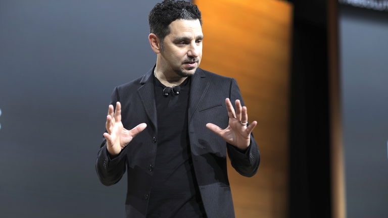 Ya es oficial: el antiguo líder de Surface en Microsoft ficha por Amazon