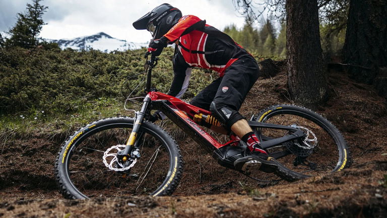 Ducati acaba de presentar su nueva bici eléctrica y es impresionantemente buena (y cara)