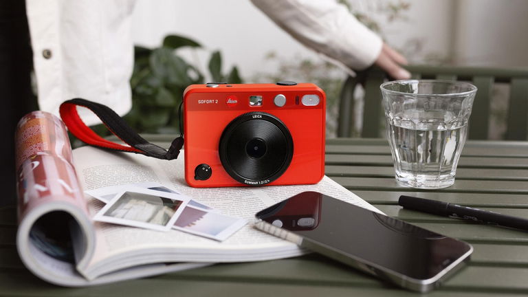 Ya tienes otra necesidad: Leica presenta su nueva cámara híbrida instantánea