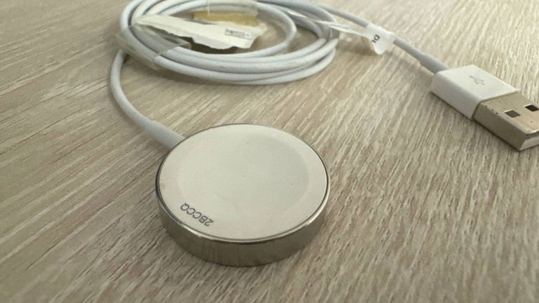 Apple avisa: cuidado con usar cargadores falsos para el Apple Watch (y cómo puedes identificarlos)