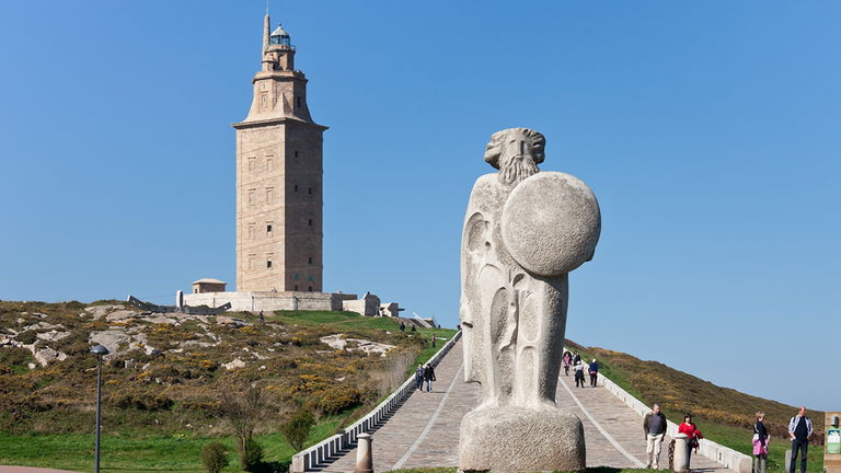 El faro en activo más antiguo del mundo está en España y es pura historia y mitología