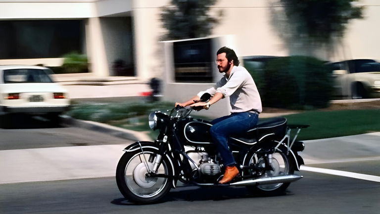 Este es el motivo por el que Steve Jobs aparcaba su moto dentro de la recepción de Apple