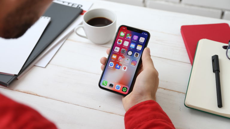 Apple desmiente que las apps de tu móvil puedan escuchar todo lo que dices sin tu consentimiento