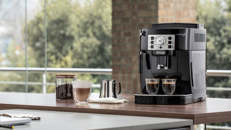 De'Longhi firma una cafetera automática que hace café de barista con solo pulsar un botón (y la tiene de oferta)