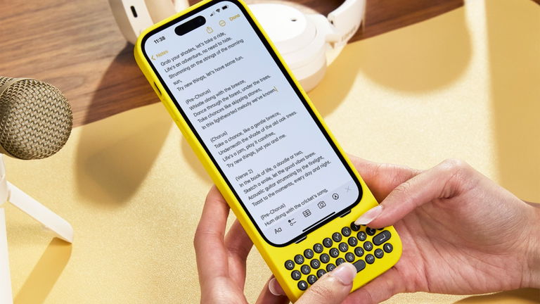 Esta funda para el iPhone 15 añade un teclado QWERTY al estilo BlackBerry