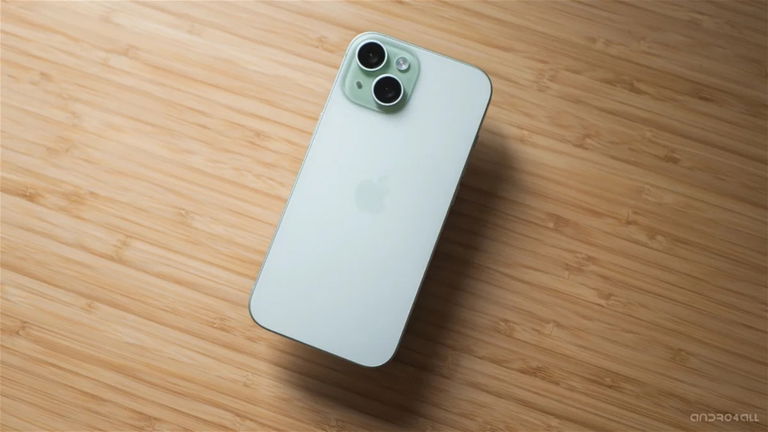 Este iPhone salió disparado de un avión a más de 4.000 metros de altura. Lo han encontrado intacto