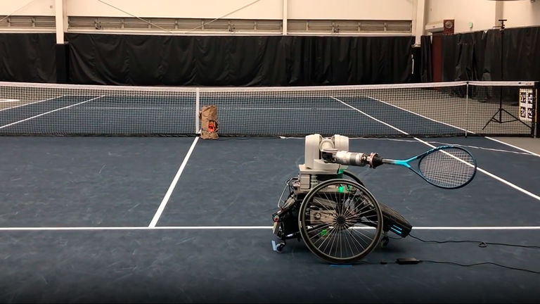 Este robot juega al tenis mejor que tú: es el compañero perfecto para aprender