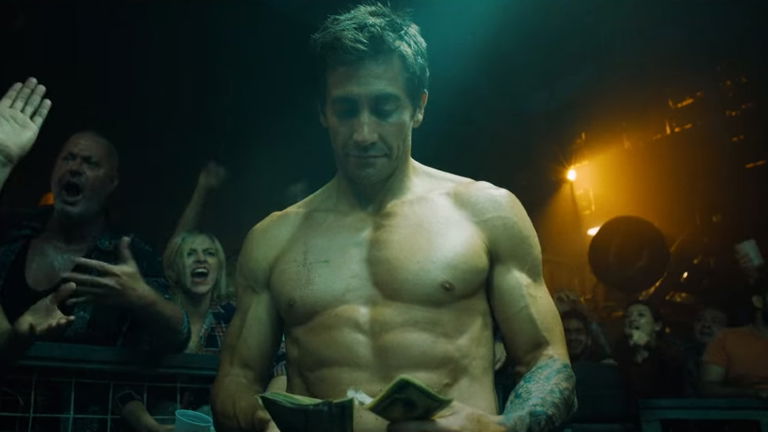 El remake de 'De profesión: duro' comienza mal. El guionista de la original demanda a Amazon
